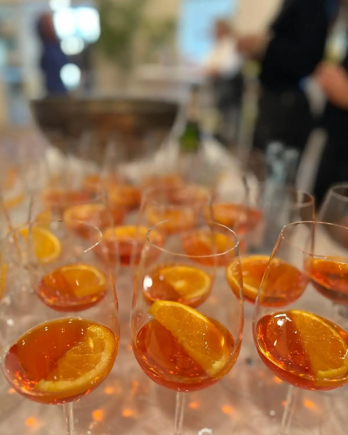 Gläser mit Aperol Spritz und Orangenscheibe auf einer Veranstaltung