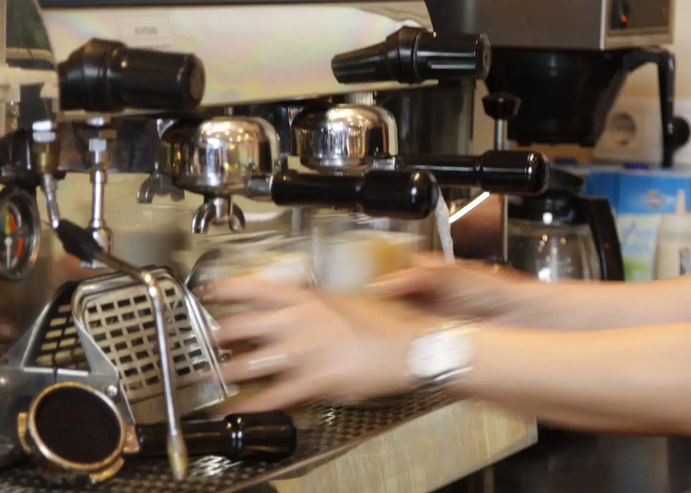 Barista an der Espressomaschine, Hände in Bewegung